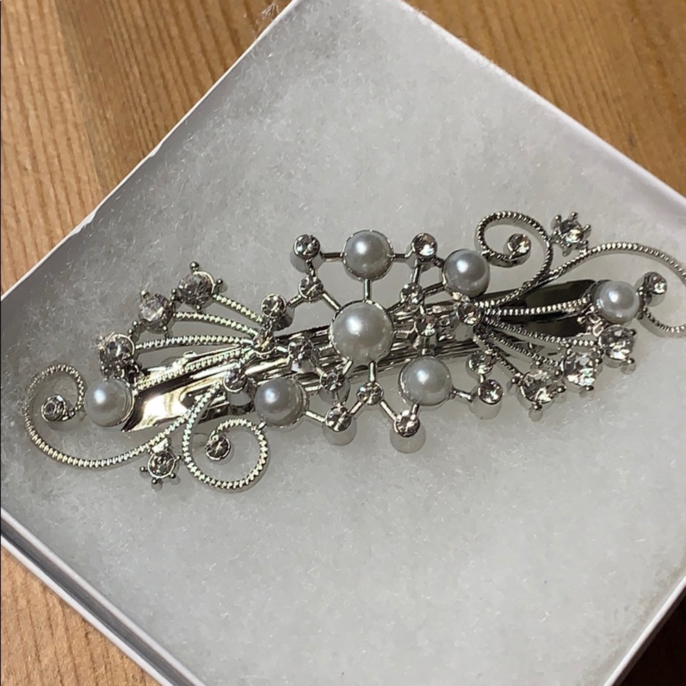 ❤️2/25$ NWOT Silver Hair clip Rhinestones & Pearls